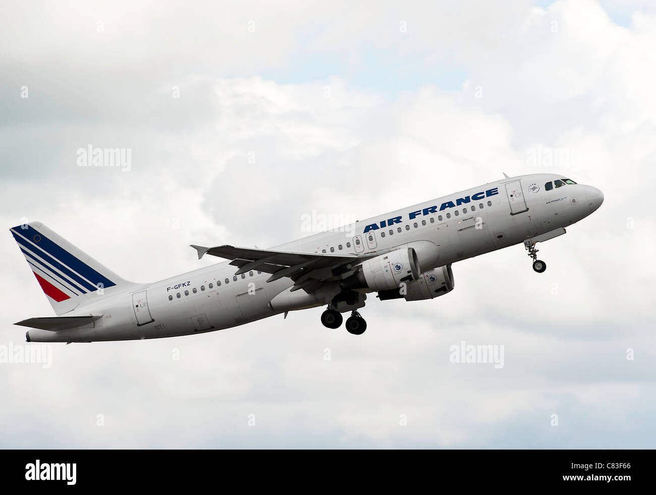 Air France Airbus A320-211 aereo di linea F-GFKZ decollo dall'Aeroporto Internazionale di Manchester Inghilterra England Regno Unito Regno Unito Foto Stock