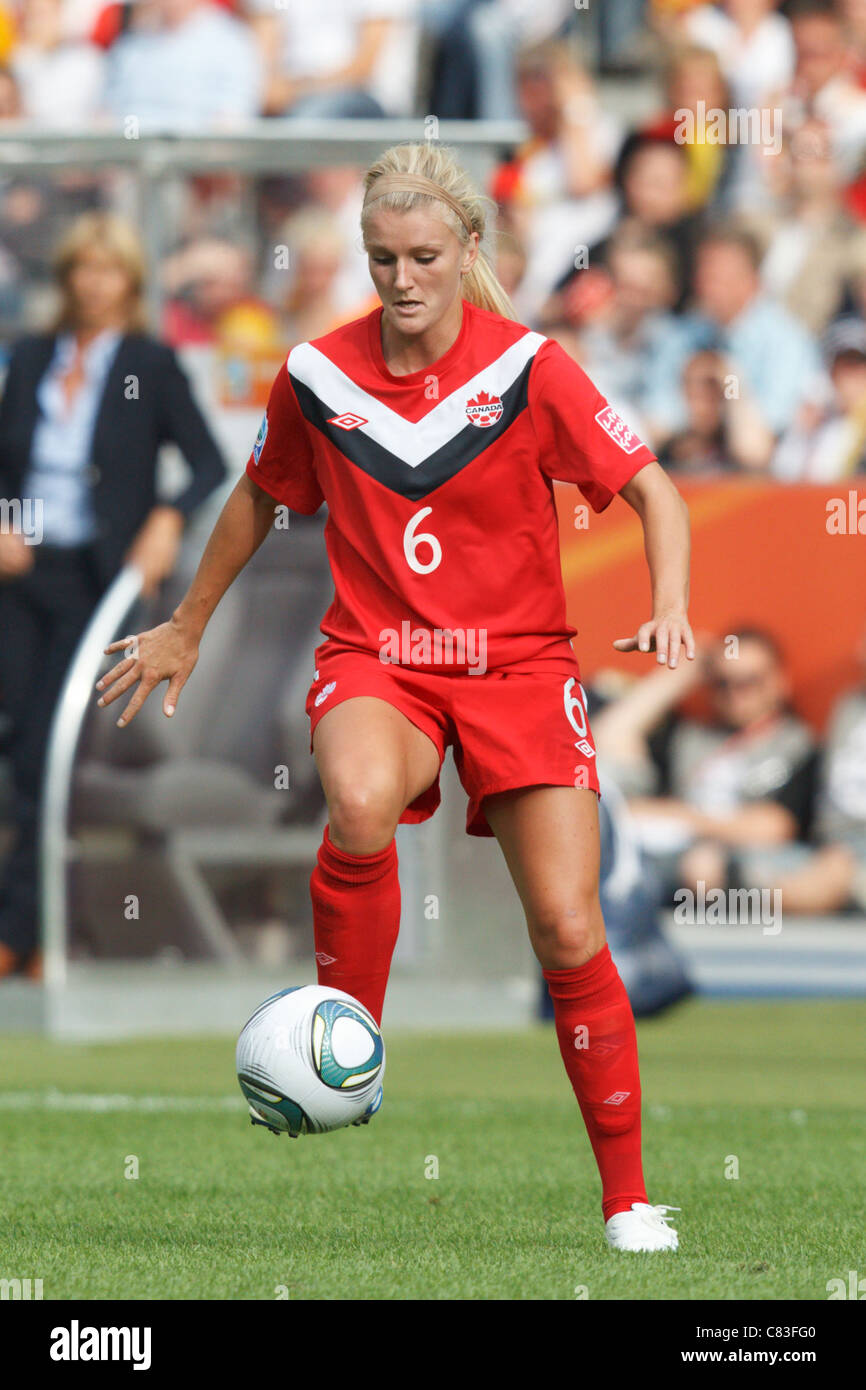 Kaylyn Kyle of Canada intrappola la palla durante la partita di apertura del 2011 Coppa del Mondo Donne torneo di calcio contro la Germania. Foto Stock