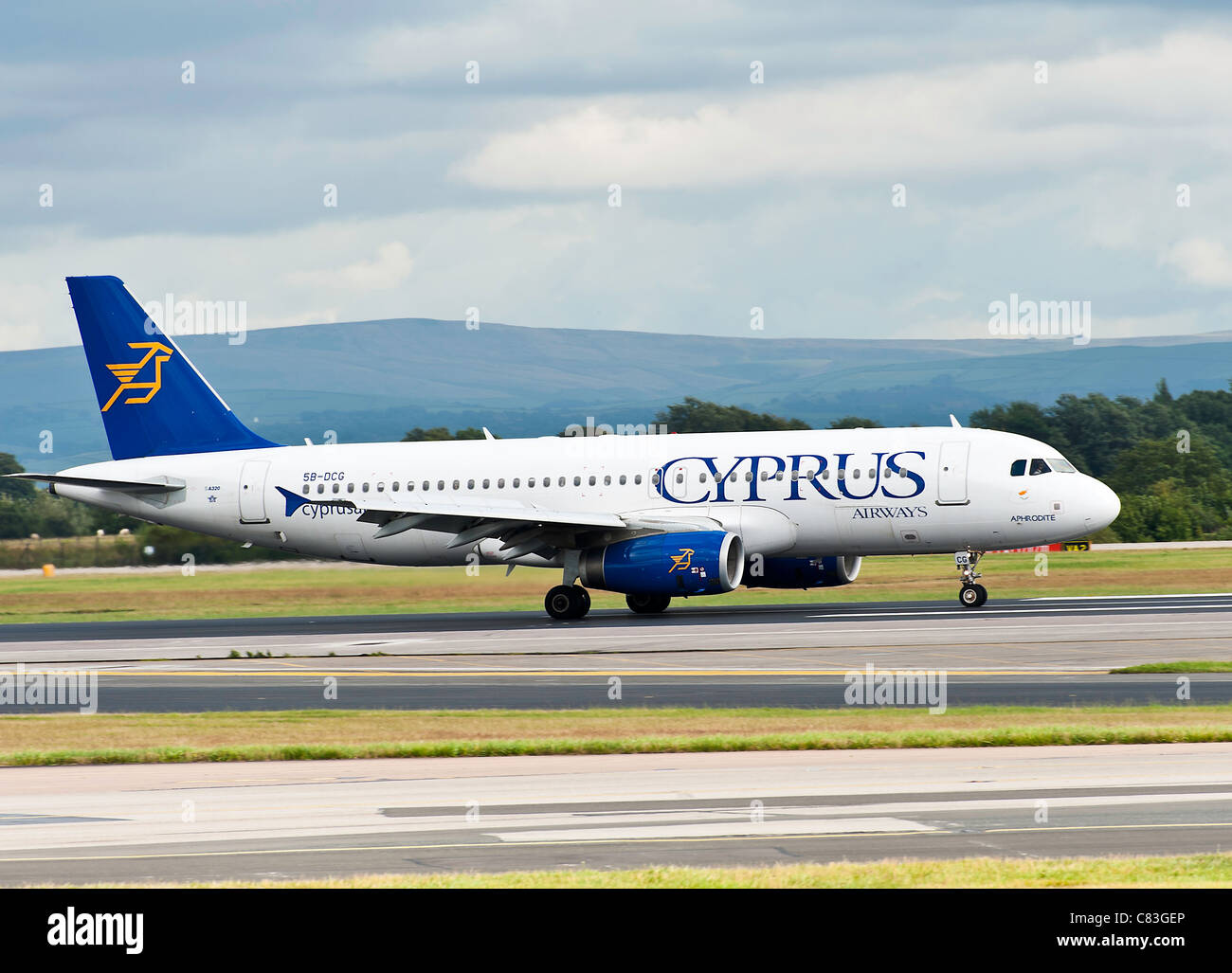 Cyprus Airways Airbus A320-232 aereo di linea 5B-DCG atterraggio all'Aeroporto Internazionale di Manchester Inghilterra England Regno Unito Regno Unito Foto Stock