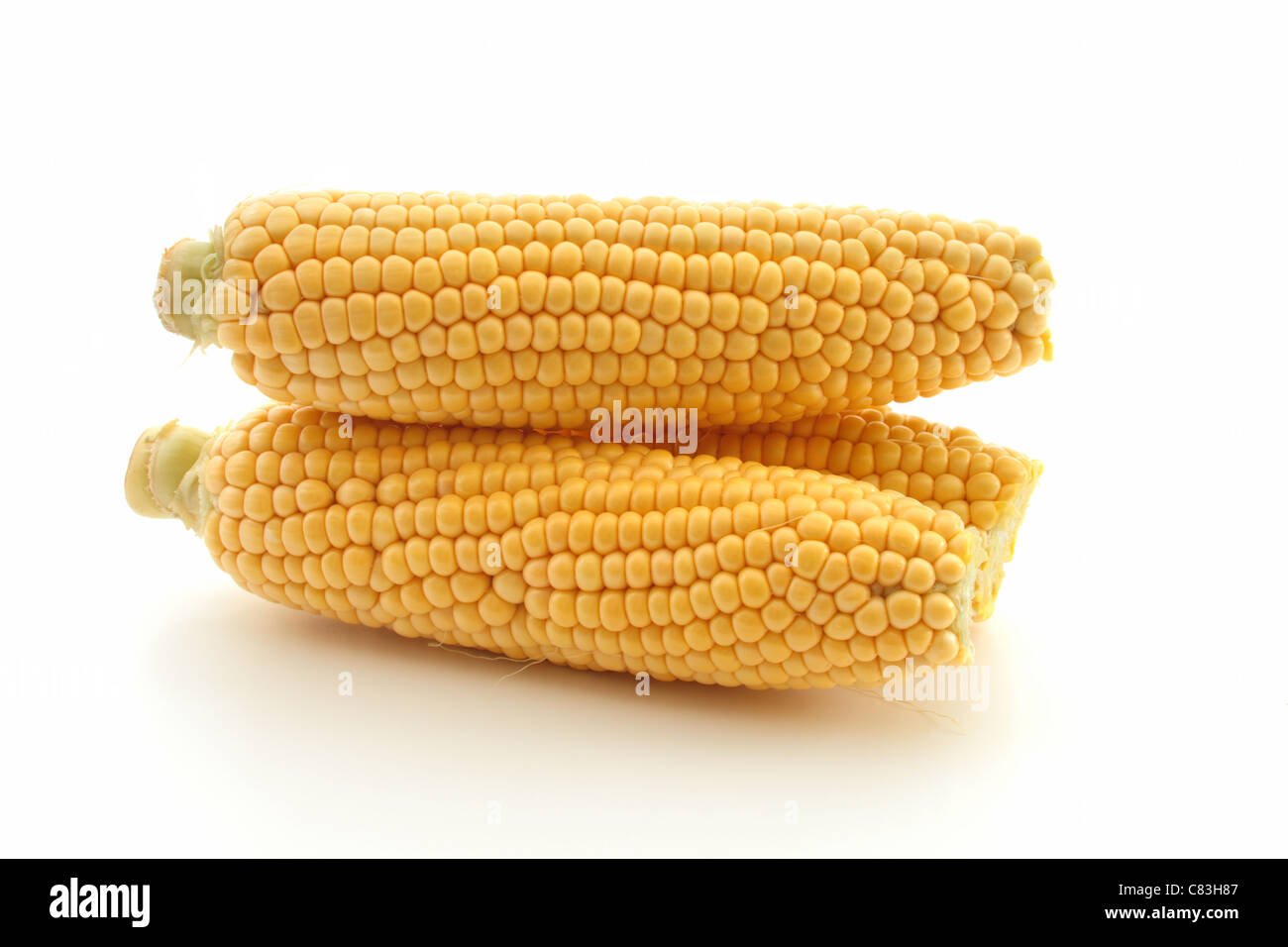 Sulla pannocchia di mais,impilati, su sfondo bianco Foto Stock