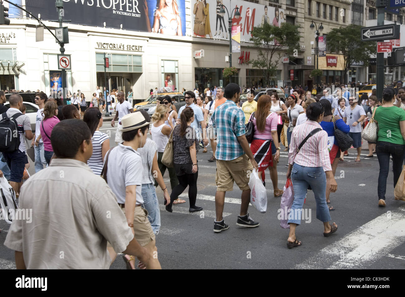 Broadway at 34th Street è sempre affollato di pedoni. Foto Stock