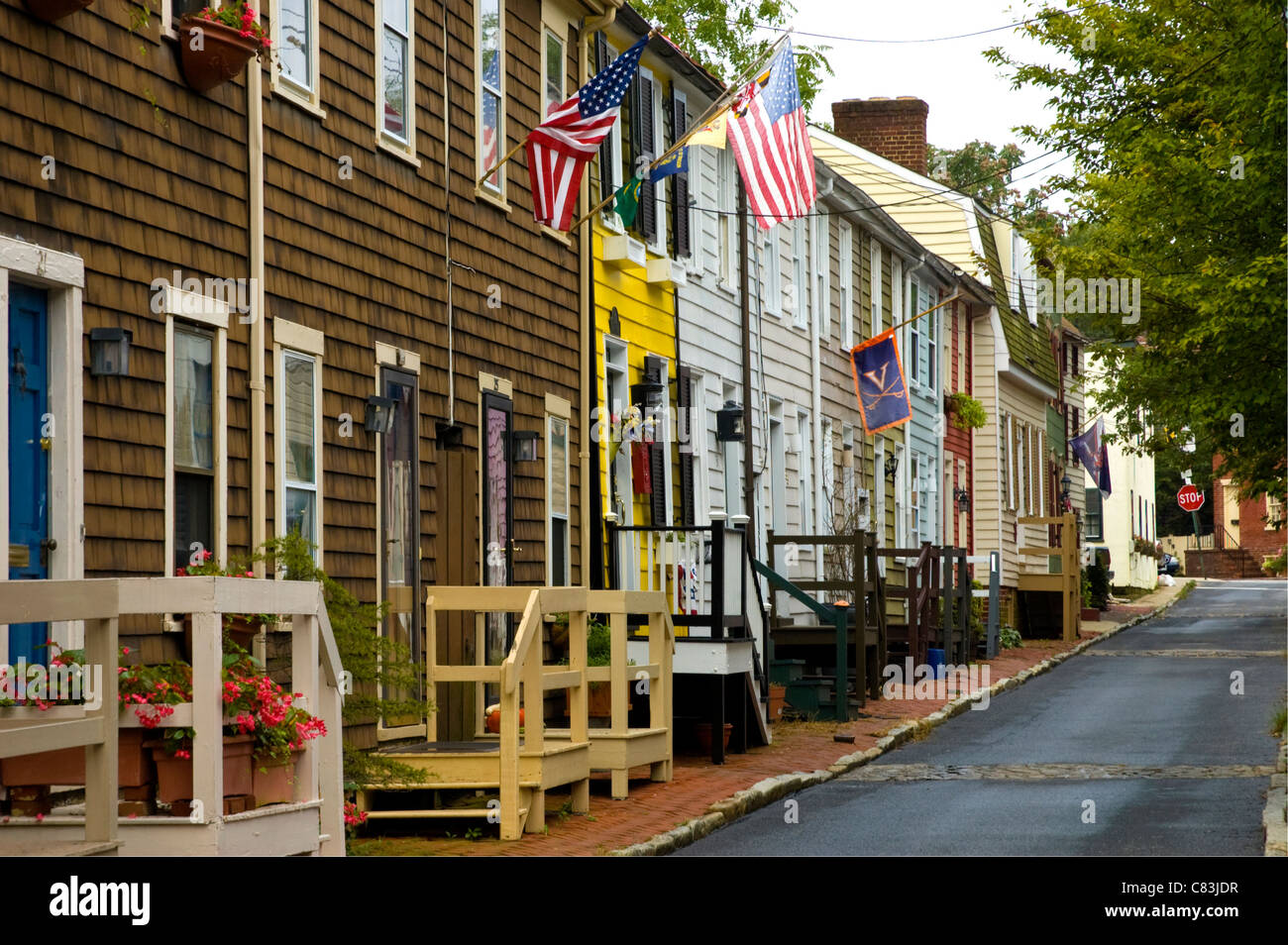 Bandierine americane onda portali della storica Annapolis case. Foto Stock