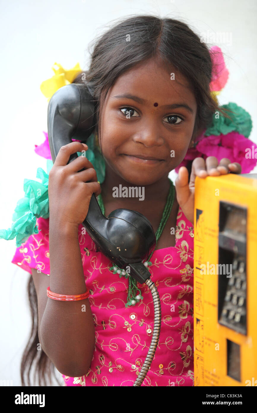 Ragazza indiana usando un std telefono locale di Andhra Pradesh in India del Sud Foto Stock