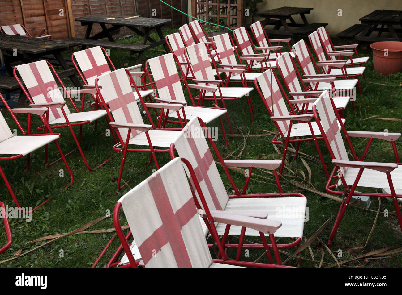 Sedie a sdraio nel giardino di un pub inglese che mostra la bandiera inglese (St. Croce di San Giorgio). Foto Stock