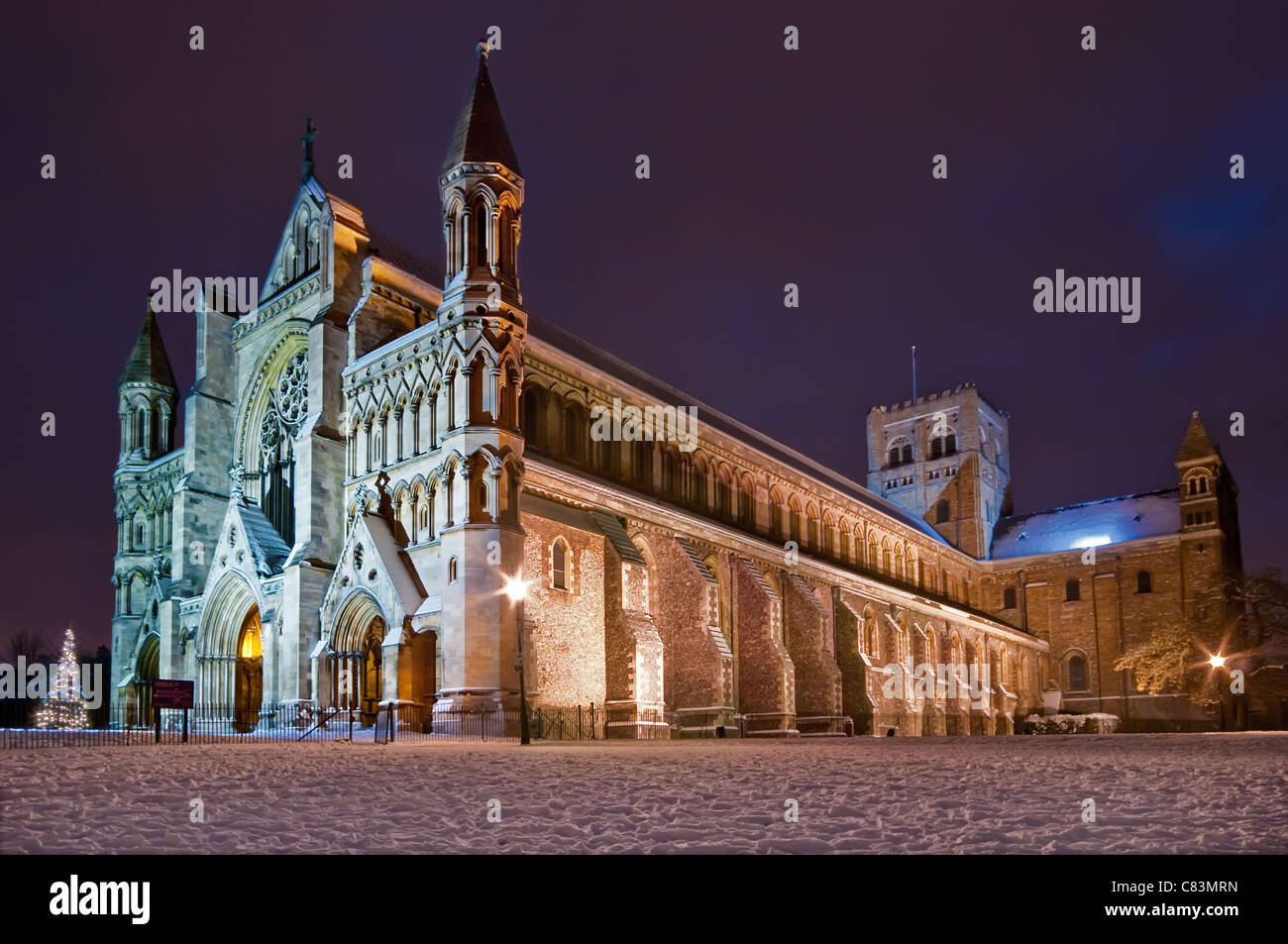 St Albans Abbey, nella neve a Natale, St Albans, Hertfordshire Foto Stock
