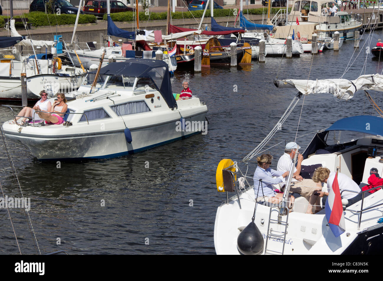 A bordo il tempo libero su barche nei Paesi Bassi in porto a Brouwershaven, Schouwen-Duiveland, Zeeland Foto Stock