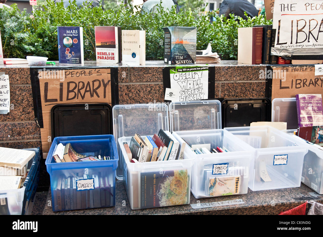 Ben organizzata denominata libri nelle persone angolo biblioteca di Zuccotti Park Campo base di occupare Wall Street il movimento New York City Foto Stock