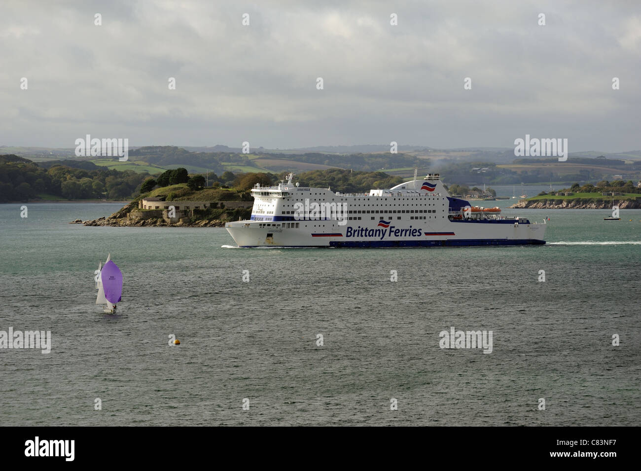 Il traghetto francese Armorique in uscita in Plymouth Sound con uno sfondo Drake Island Foto Stock