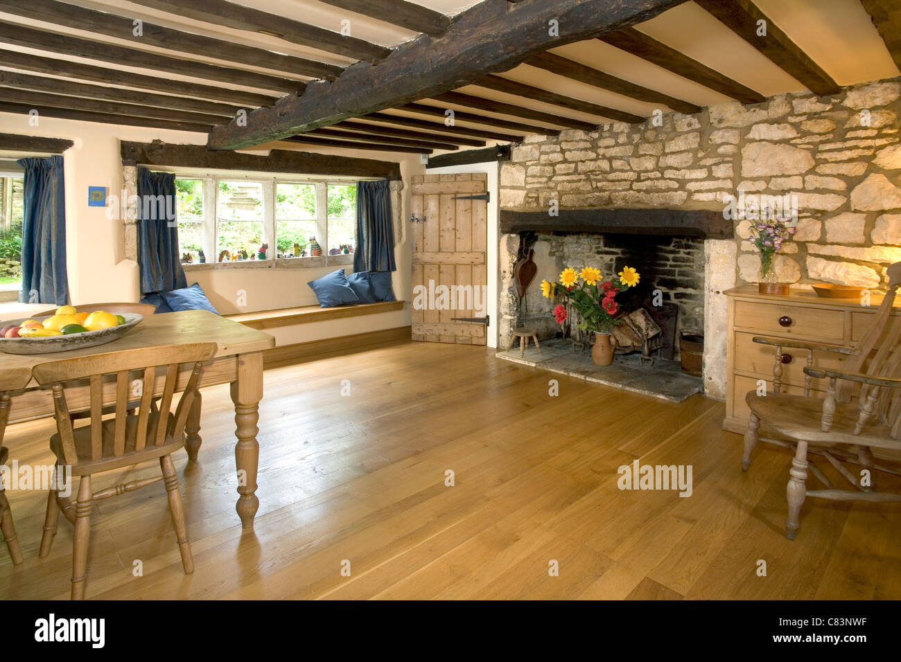 Ampia sala da pranzo con soffitto con travi a vista. Foto Stock