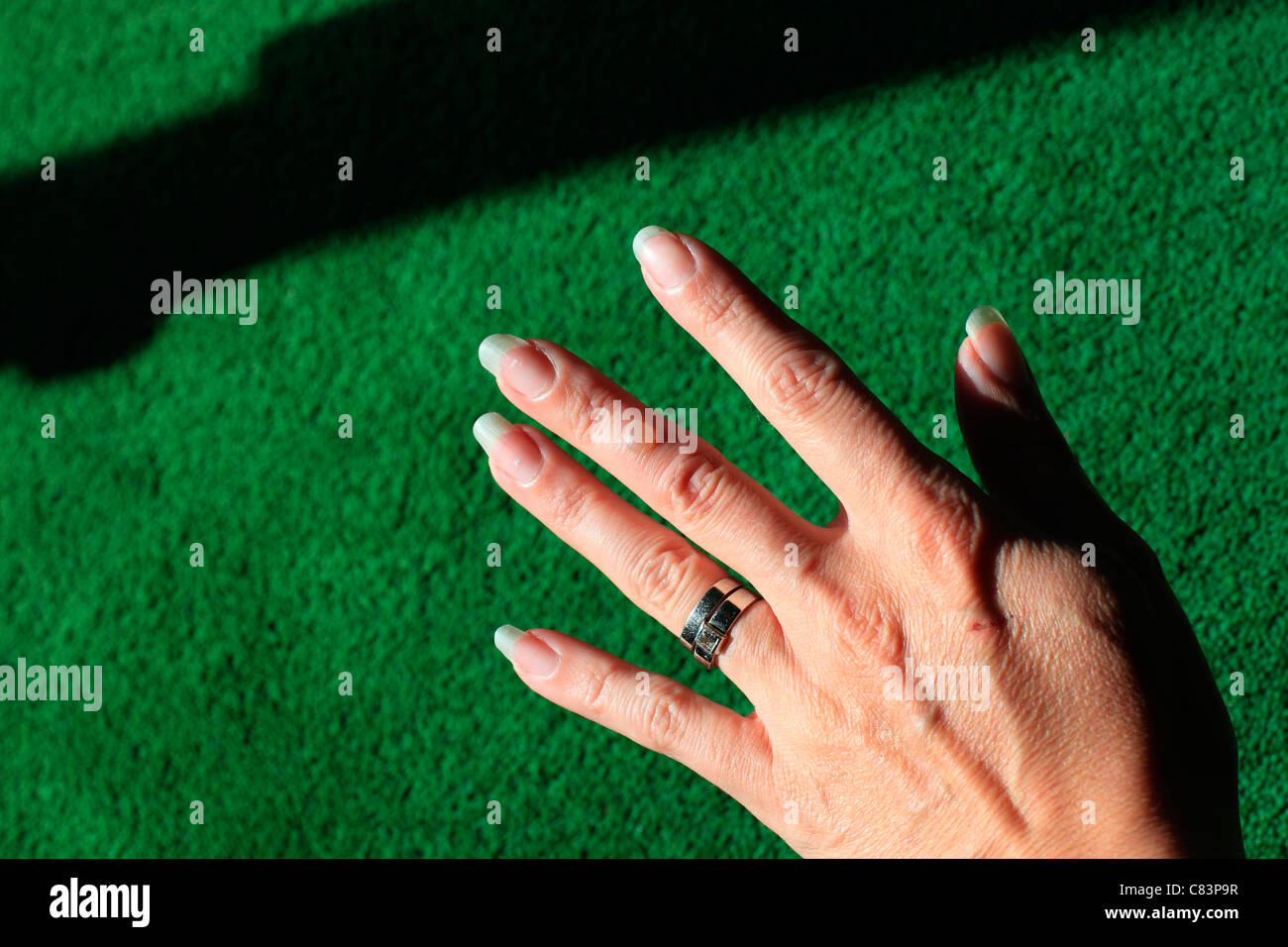 Le donne con mano wedding band e masterizzare su un dito Foto Stock