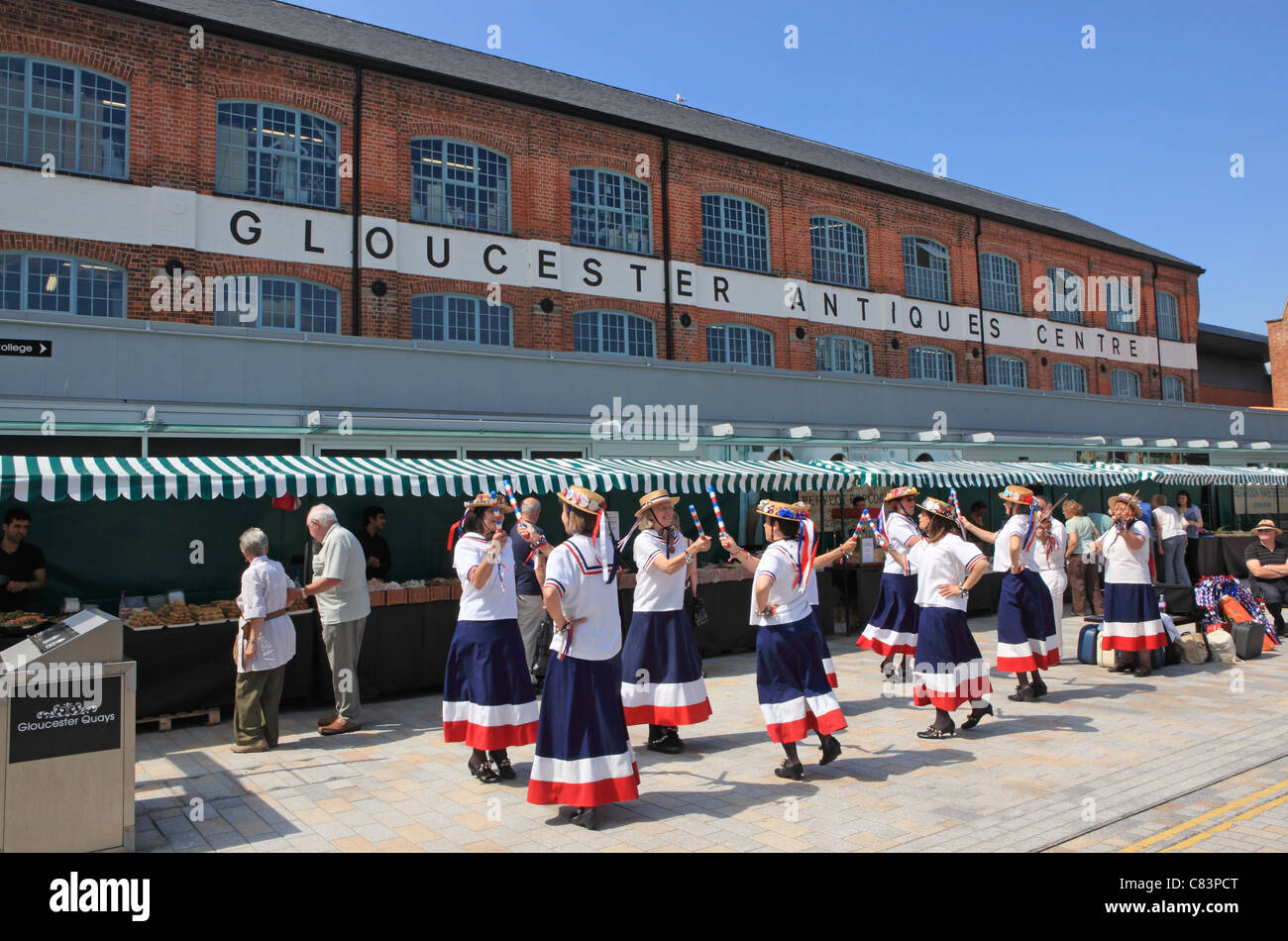 Un gruppo di ballerini di morris nella parte anteriore del mercato al centro theAntiques da Gloucester Quays, Gloucestershire, England, Regno Unito Foto Stock