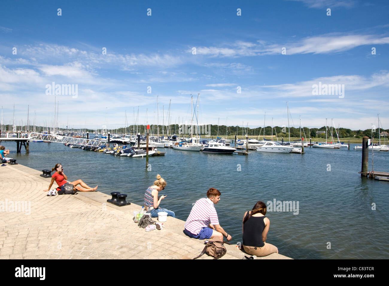 Le persone a rilassarsi sulle banchine del fiume Hamble Foto Stock