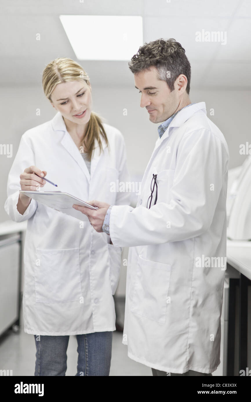 Gli scienziati parlano in laboratorio di patologia Foto Stock