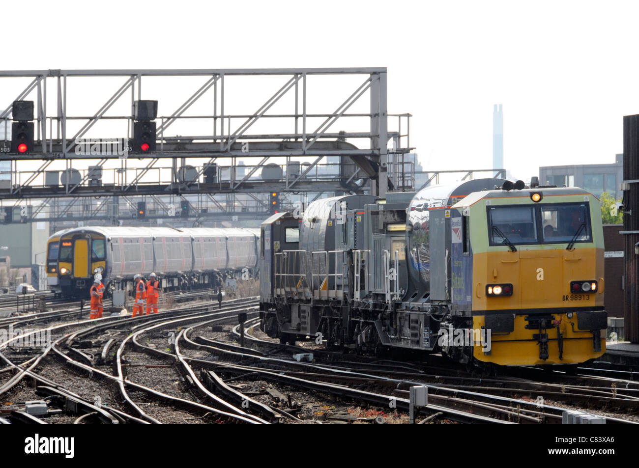 Treno speciale gestito dalla Rete per la rampa di compensazione e a mantenere Britains binario ferroviario visto presso la stazione di London Bridge London Enland REGNO UNITO Foto Stock