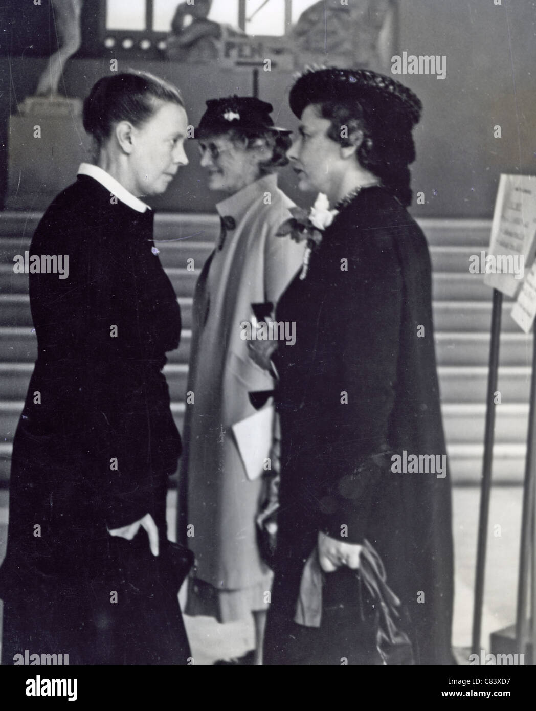 STORM JAMESON a sinistra con i compagni di autore inglese Rebecca West nel 1940 in occasione di una riunione della International Pen scrittori" gruppo Foto Stock