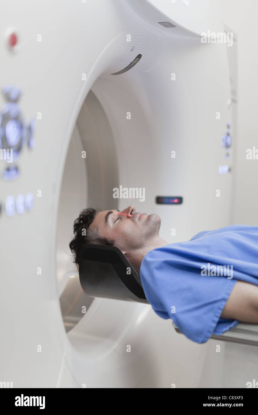 Paziente sdraiato in CT scanner in ospedale Foto Stock
