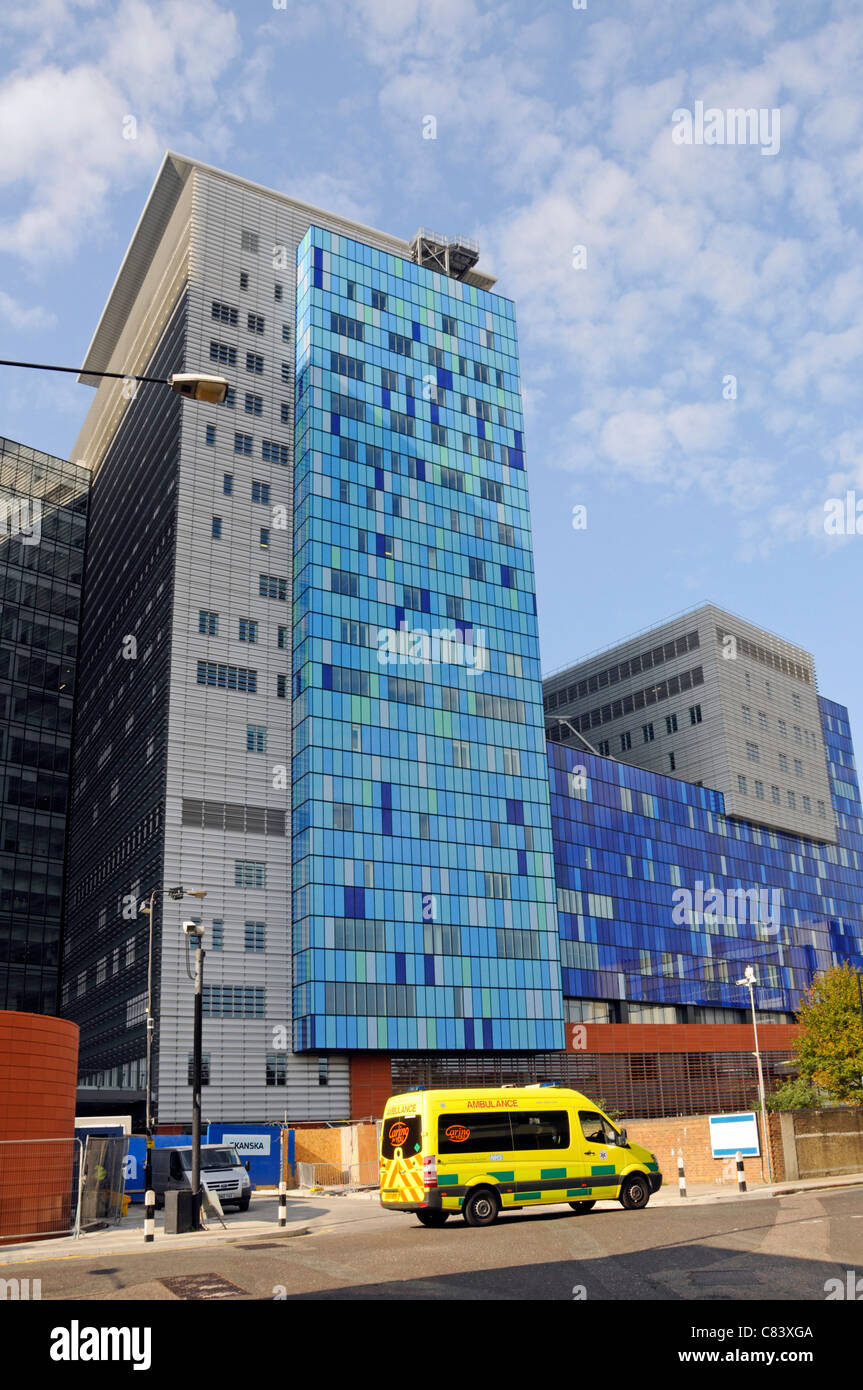 Moderno grattacielo NHS ospedale esterno al Royal Hospital di Londra che fornisce assistenza sanitaria in & around Whitechapel Tower Hamlets East London REGNO UNITO Foto Stock