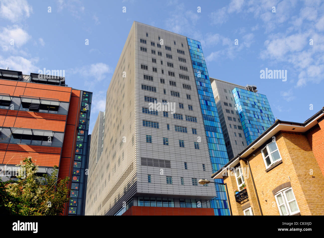 Parte del nuovo Royal Hospital di Londra edificio costruito sotto un Private Finance Initiative scheme (include parte del moderno blocco alloggiamento inferiore destro) REGNO UNITO Foto Stock