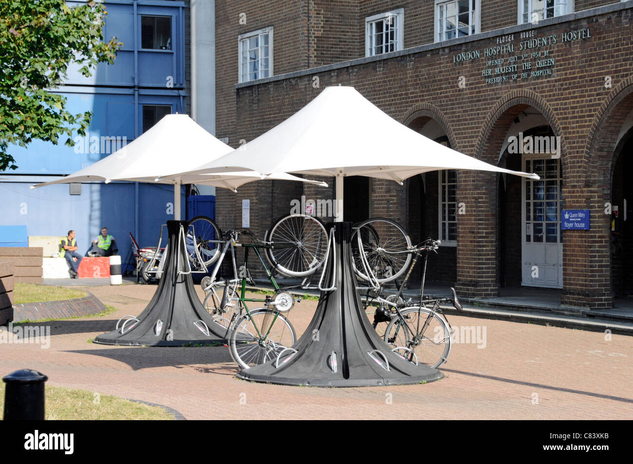 Elaborare insolito portabiciclette per ciclo di parcheggio al di fuori di Londra Ospedale Ostello studenti Whitechapel Londra Inghilterra REGNO UNITO Foto Stock