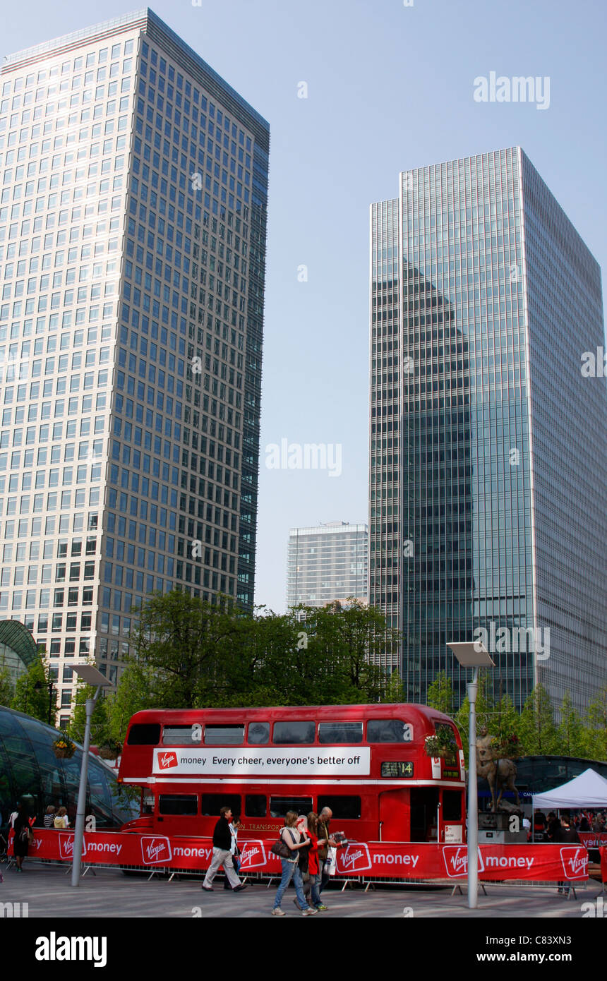 Vergine denaro Bus nel 2011 London Marathon in Montgomery Square a Canary Wharf Foto Stock