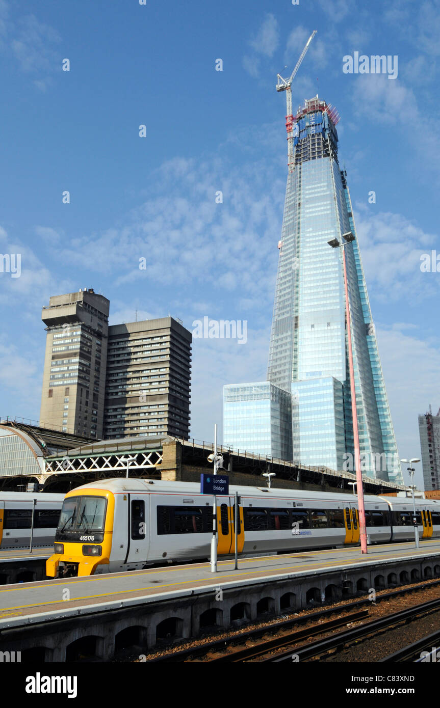 Lavori in corso a Shard grattacielo Landmark Building site in costruzione al di là di London Bridge stazione ferroviaria piattaforma Southwark England Regno Unito Foto Stock