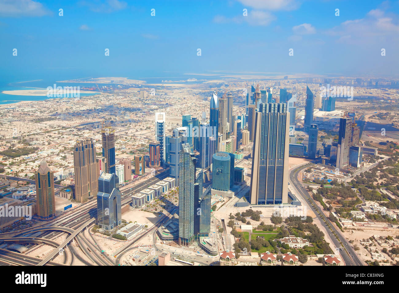 Vista sui grattacieli e strade nella città di Dubai Foto Stock