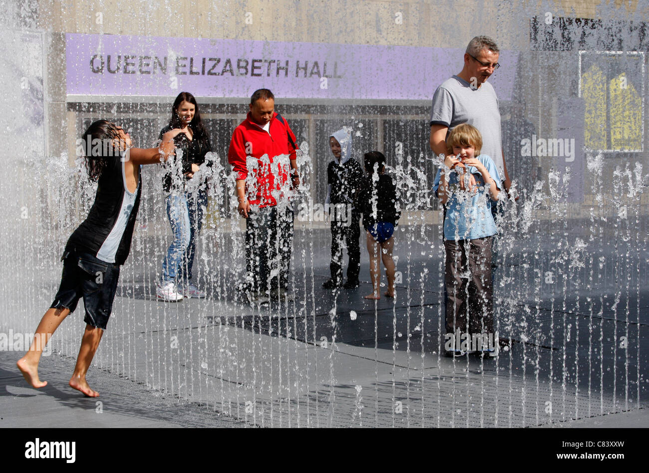 La riproduzione in che figurano camere fontane al di fuori della Queen Elizabeth Hall a Londra il South Bank Foto Stock