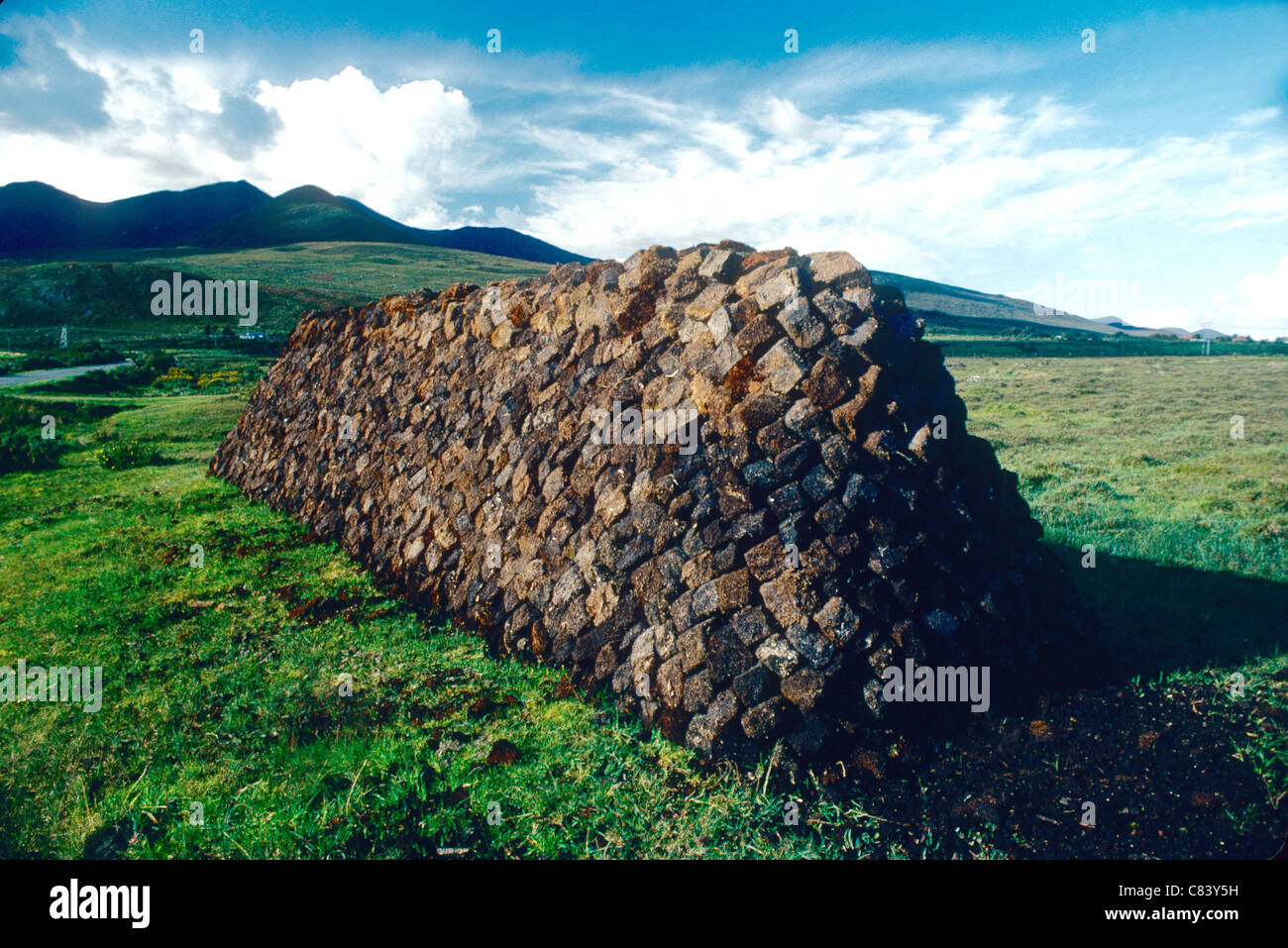 Un ben impilati con cautela la fascetta del fondo erboso (torba) in un paesaggio di Connemara in Irlanda occidentale Foto Stock