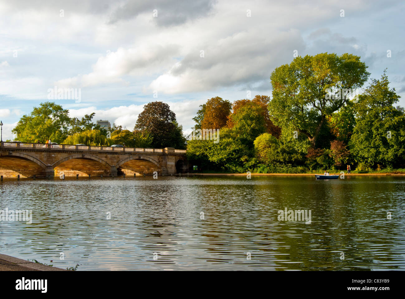 La Serpentina e il ponte, Hyde Park, Londra Foto Stock