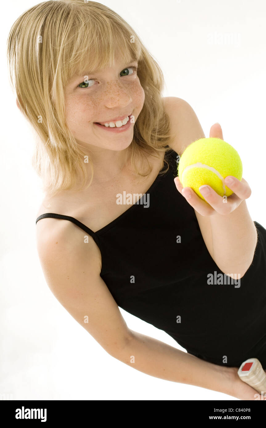Ragazza giovane con la racchetta da tennis e sfera Foto Stock