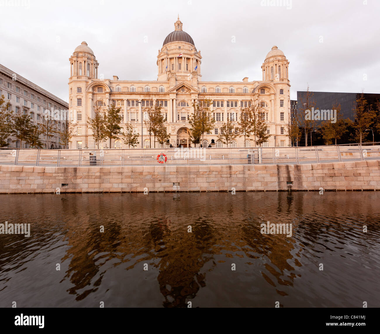 La riflessione di tre grazie edificio sul lungomare di Liverpool, in Inghilterra Foto Stock