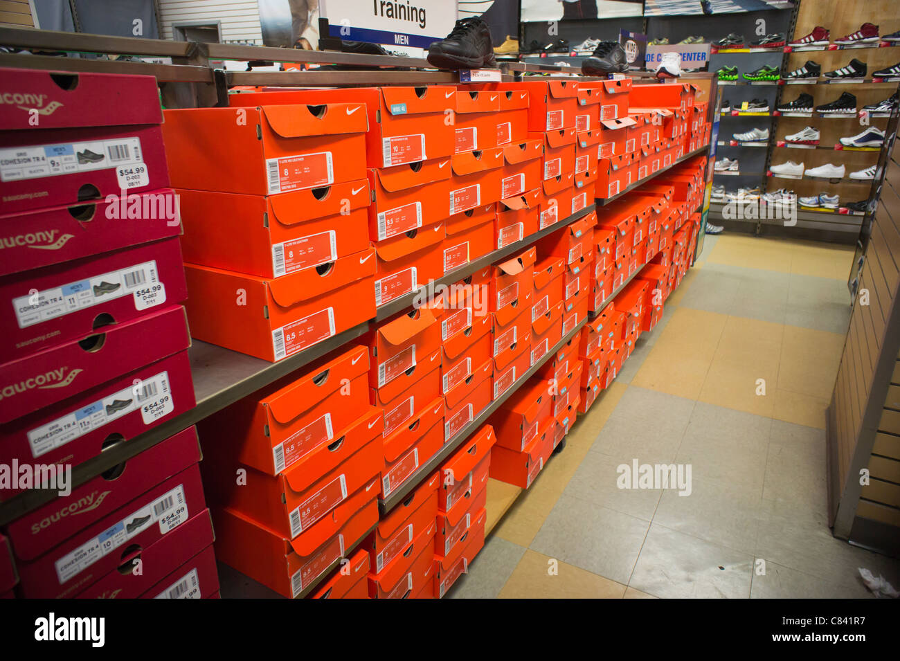 Scatole di Nike le calzature sportive sono visti in un negozio di articoli  sportivi in New York Foto stock - Alamy
