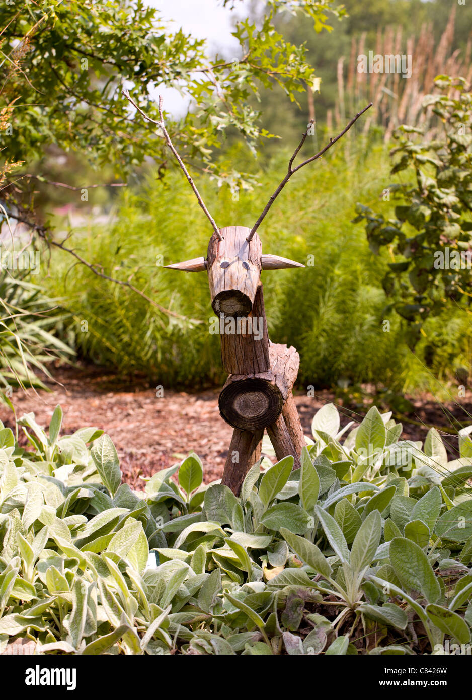 Cavallo rustico o di cervo realizzato da rami di alberi in fiore giardino Foto Stock