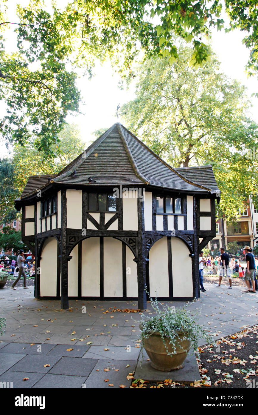 Tudor cottage in Soho Square, Londra, Inghilterra Foto Stock