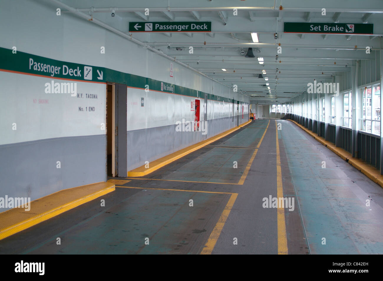 Svuotare il traghetto auto deck. Foto Stock