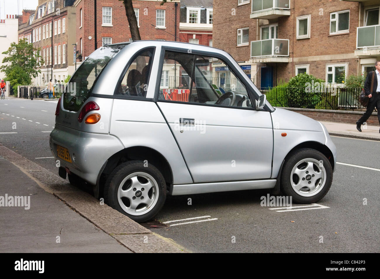 Un G-Wiz elettrico auto parcheggiate lungo una strada di Londra. Foto Stock