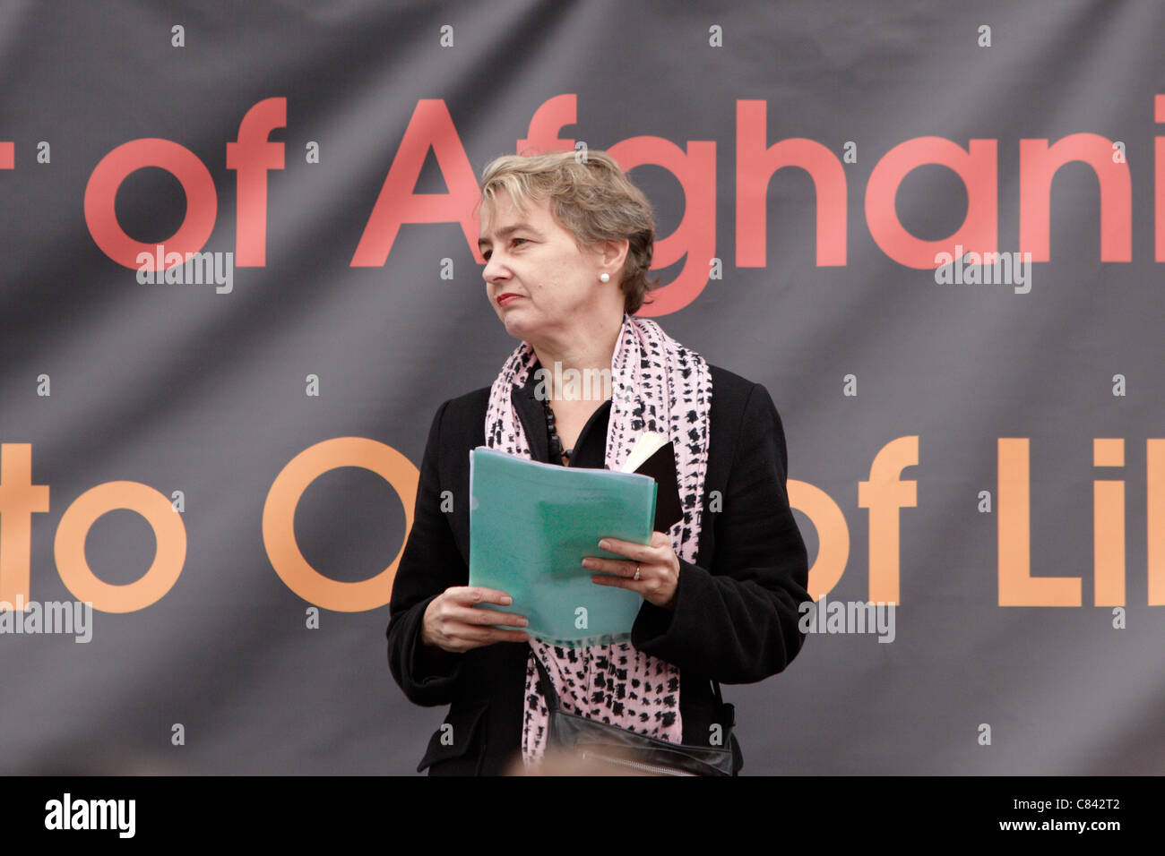CND Presidentessa Kate Hudson attende per affrontare la lotta contro la guerra il gruppo di massa in occasione del decimo anniversario dell'invasione dell'Afghanistan Foto Stock