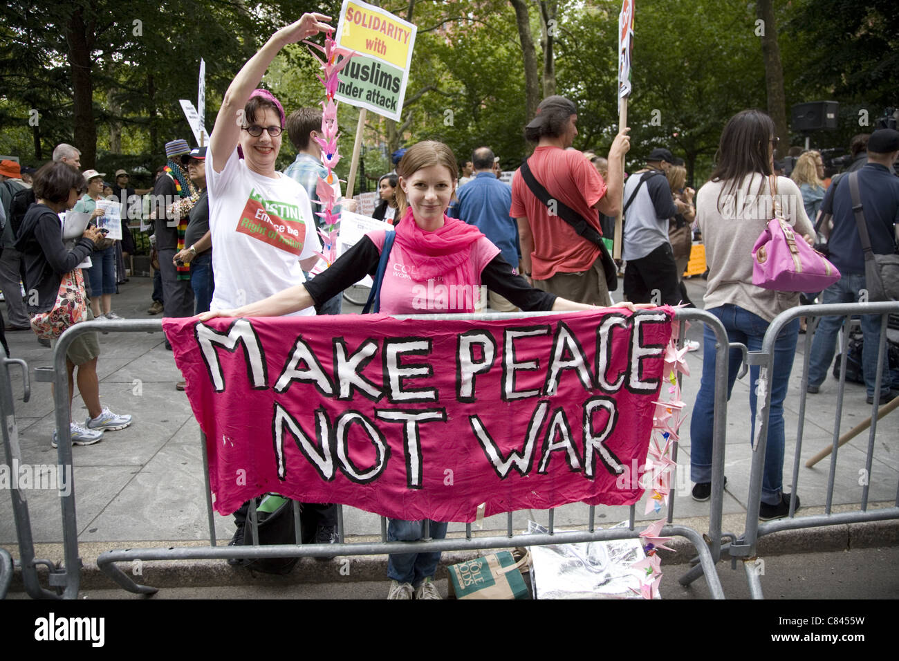 L'attivista per la pace di Code Pink si è dimostrato il 10° anniversario del 9/11 lungo Broadway a NYC Foto Stock