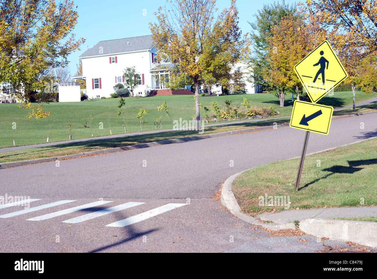 Studente segno di attraversamento in giallo all'interno di un tranquillo e pacifico vicinato, South Burlington, Vermont, USA Foto Stock