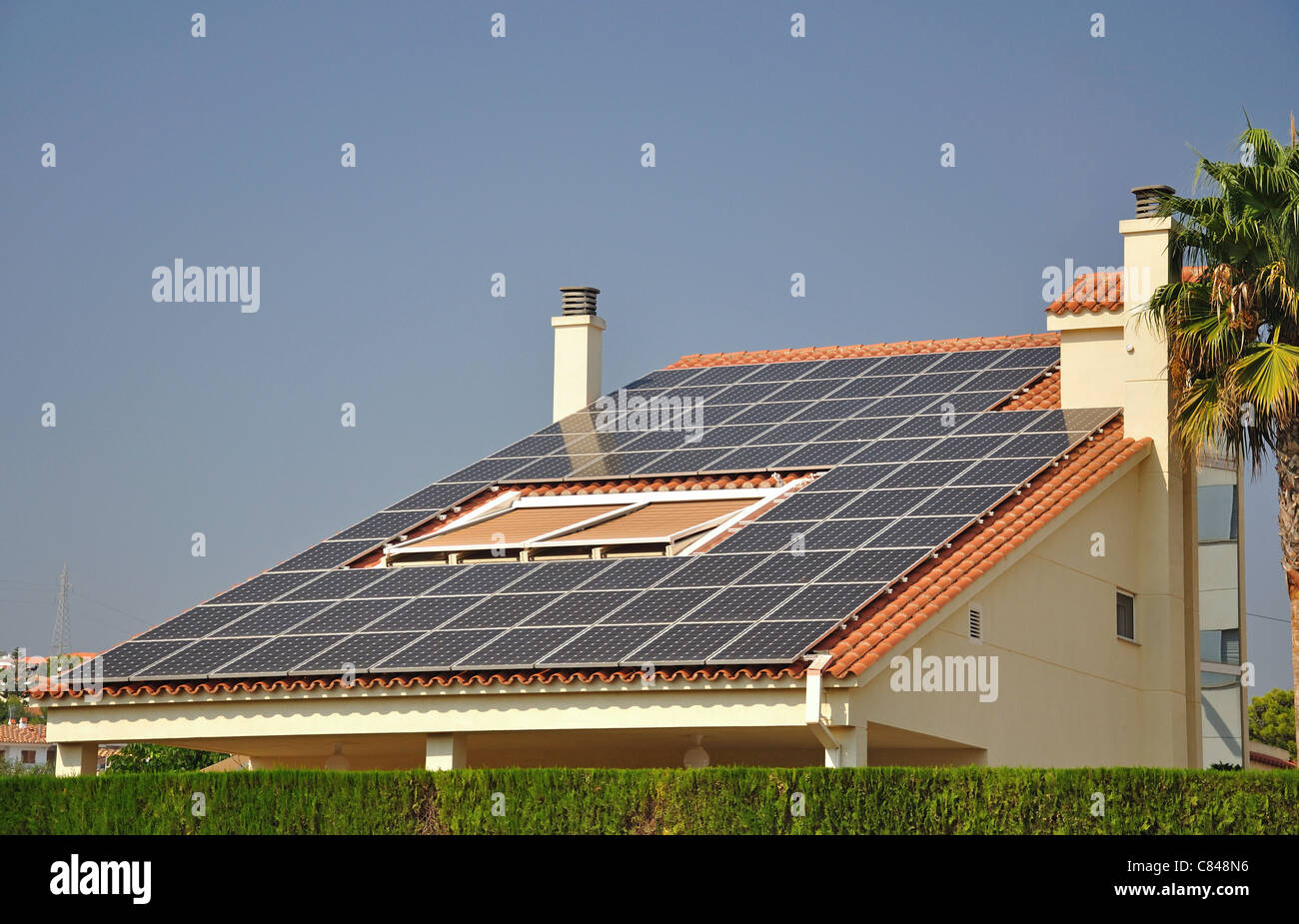 Pannelli solari sul tetto di casa, Peníscola, Costa del Azahar, provincia di Castellón, Comunità Valenciana, Spagna Foto Stock