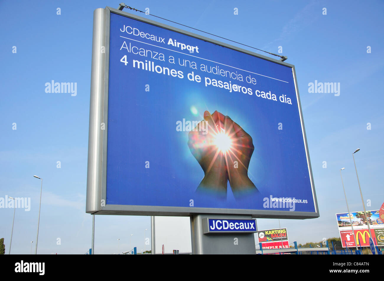 Un cartellone pubblicitario presso l'aeroporto di Reus, Reus, Costa Daurada, provincia di Tarragona Catalogna Foto Stock