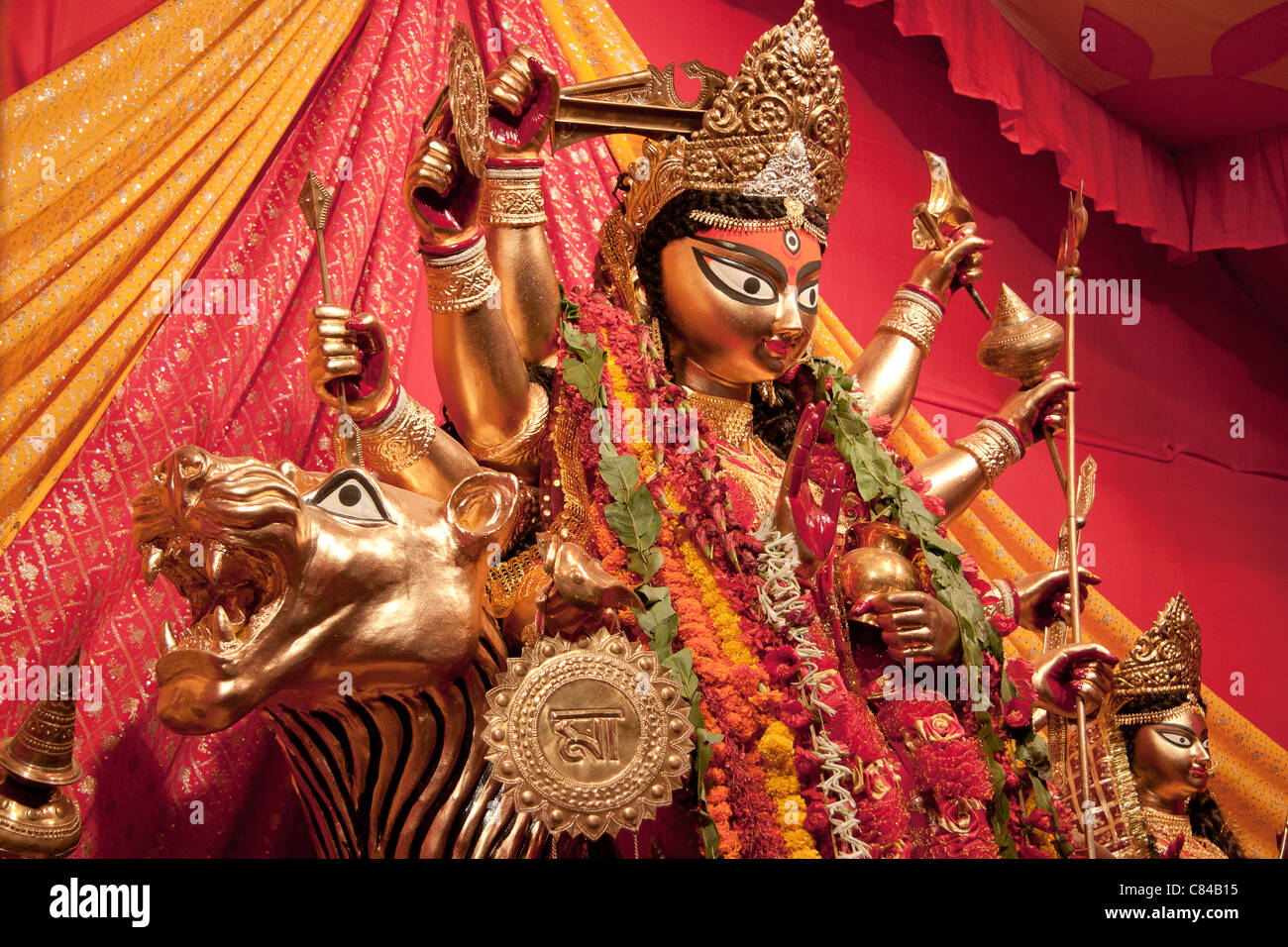 Raffigurazione della dea Durga ad una puja pandal in Kolkata (Calcutta), West Bengal, India. Foto Stock