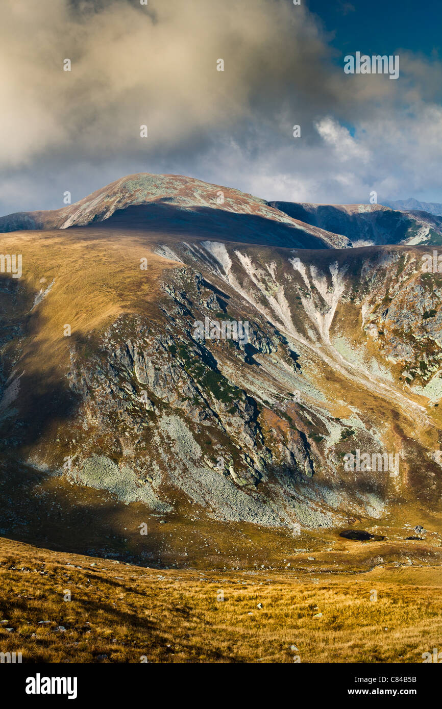 Paesaggio di montagne Parang in Romania, in autunno Foto Stock