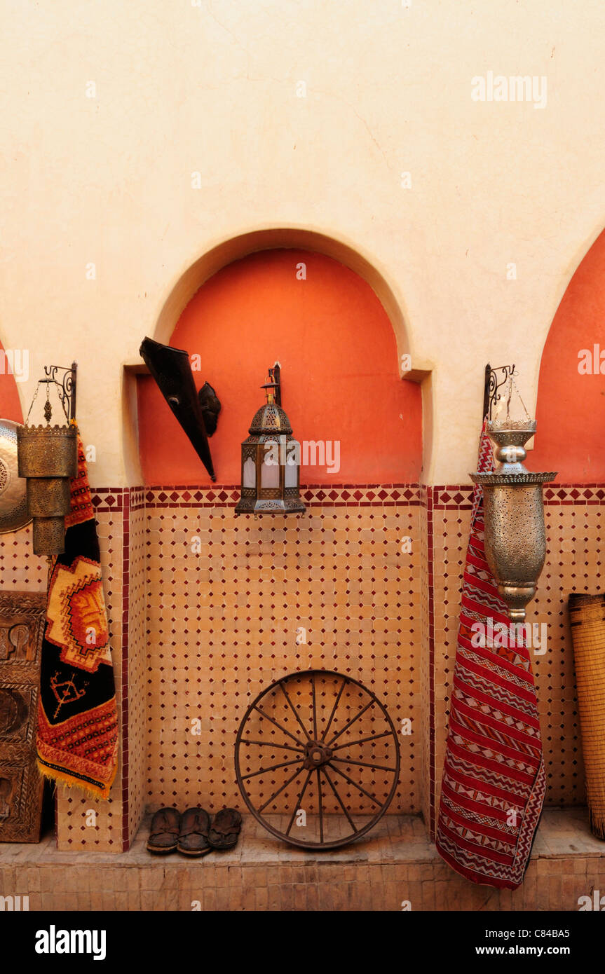 Negozio di souvenir Display, Medina di Marrakesh, Marocco Foto Stock