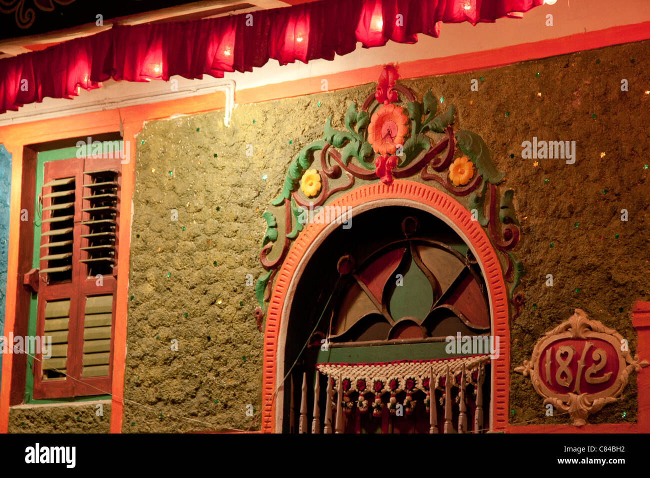 Decorate edificio residenziale a 'Badamtala Ashar Sangha Puja' durante la Durga Puja festival in Kolkata, West Bengal, India. Foto Stock