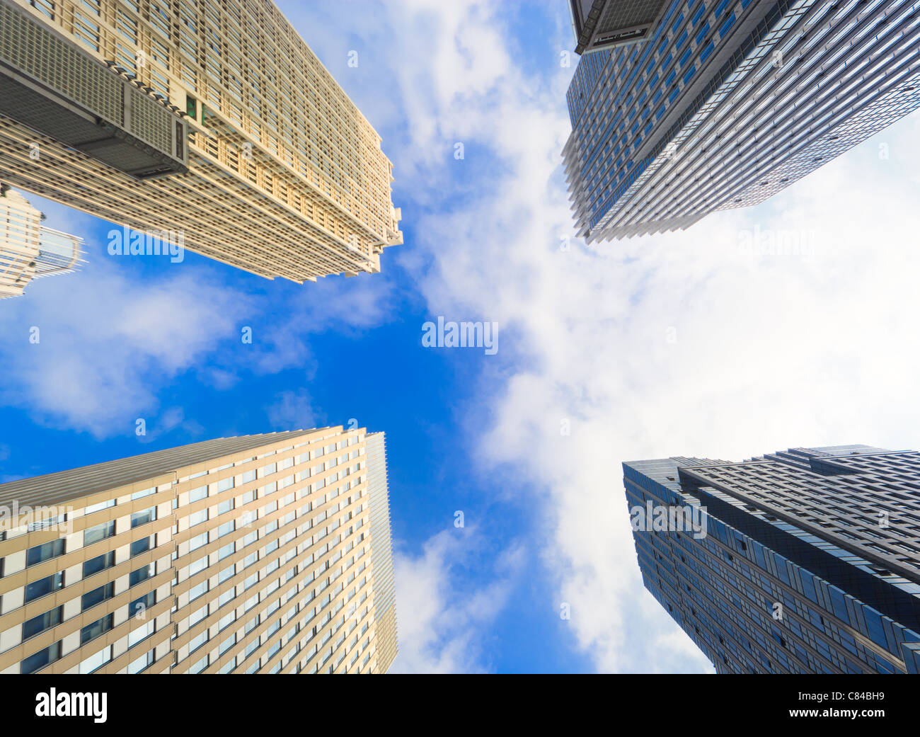 Edifici finanziari del Distretto Centrale degli Affari rivolto verso il cielo su una soleggiata in Cina Foto Stock