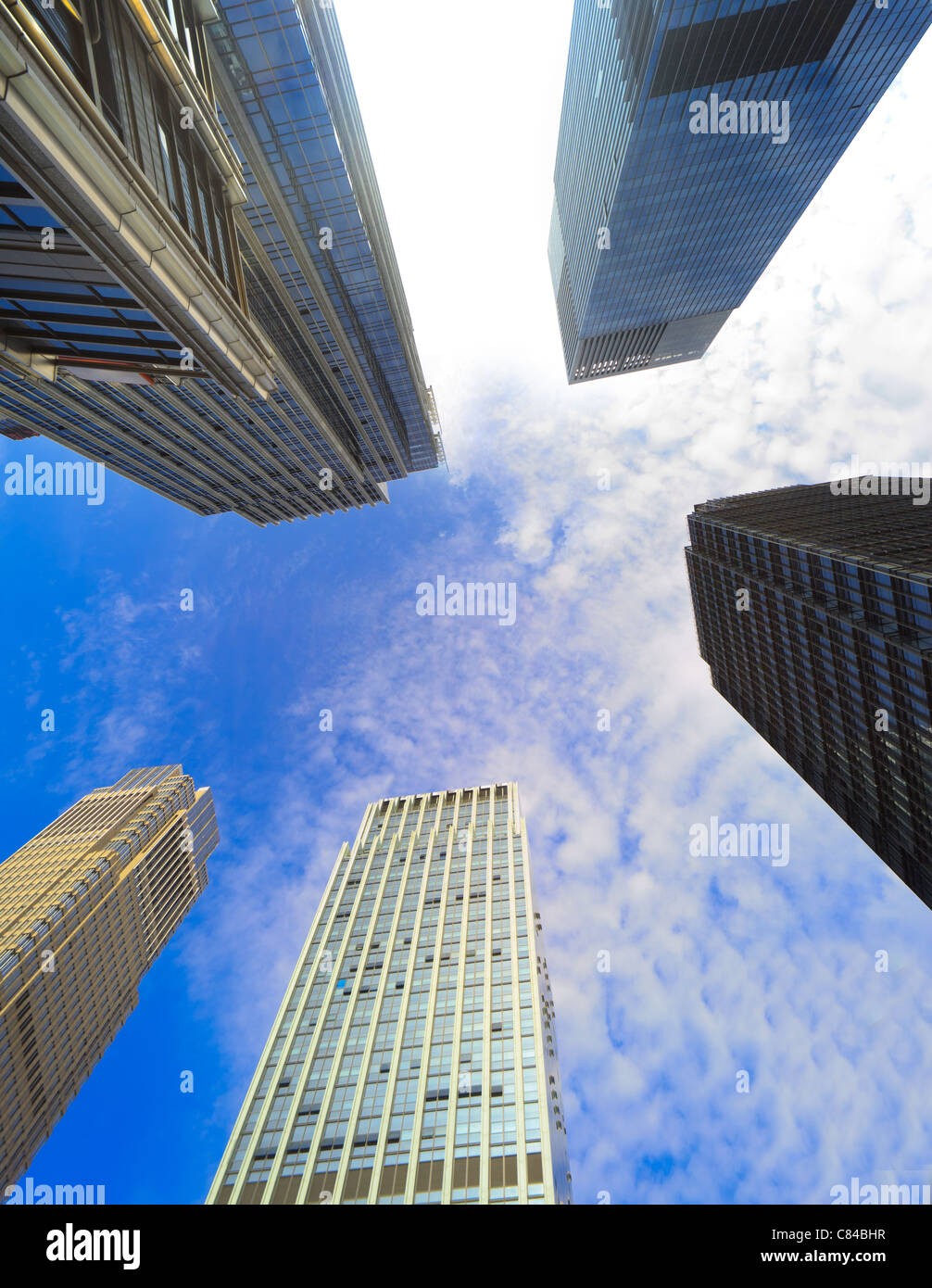 Edifici finanziari del Distretto Centrale degli Affari rivolto verso il cielo su una soleggiata in Cina Foto Stock