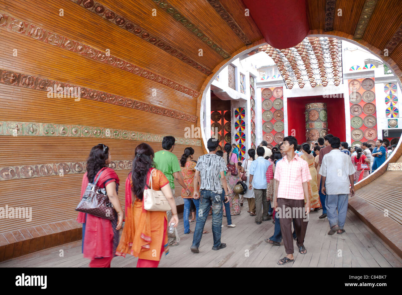 Gran voce in legno a 'Pukur Bose Durga Puja pandal' in Kasba, Kolkata (Calcutta), West Bengal, India. Foto Stock