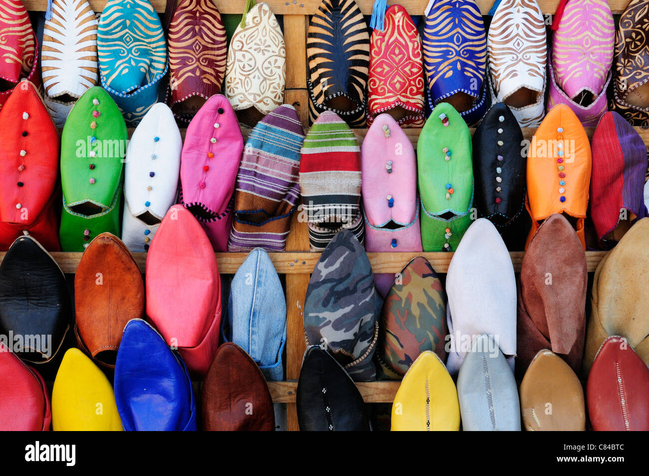 Babouches in vendita a Marrakech, Marocco Foto Stock