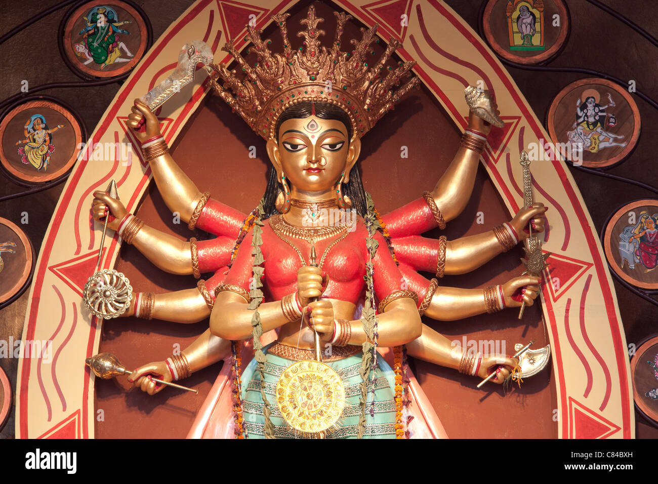 Raffigurazione della dea Durga all 'Pukur Bose Durga Puja pandal' in Kasba, Kolkata (Calcutta), West Bengal, India. Foto Stock